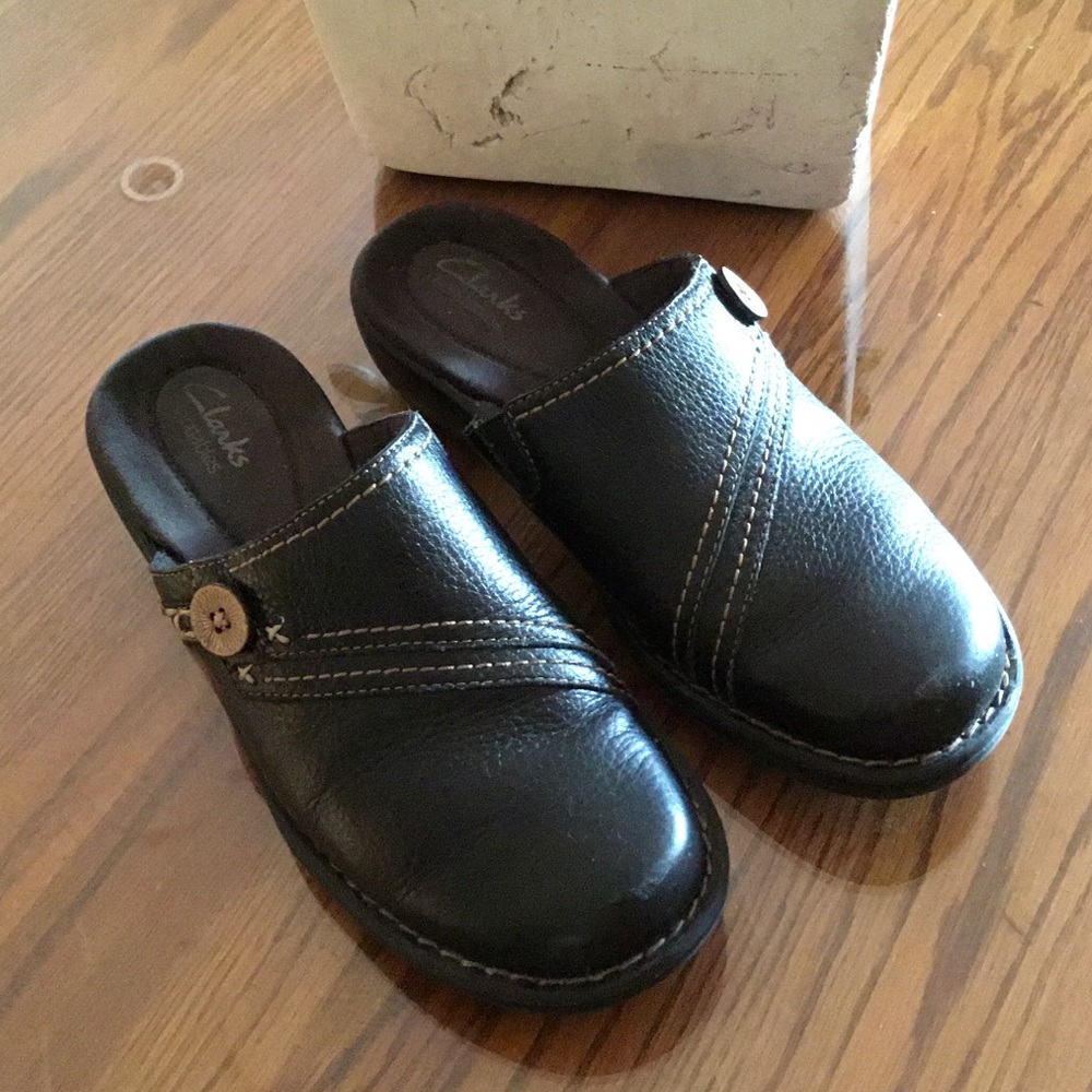 Brown CLARK’S mule clogs with button
